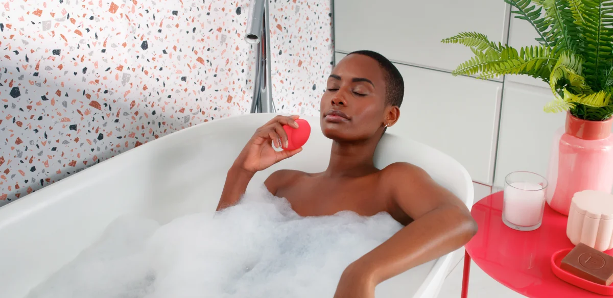 FOREO LUNA 4 mini used in the bath