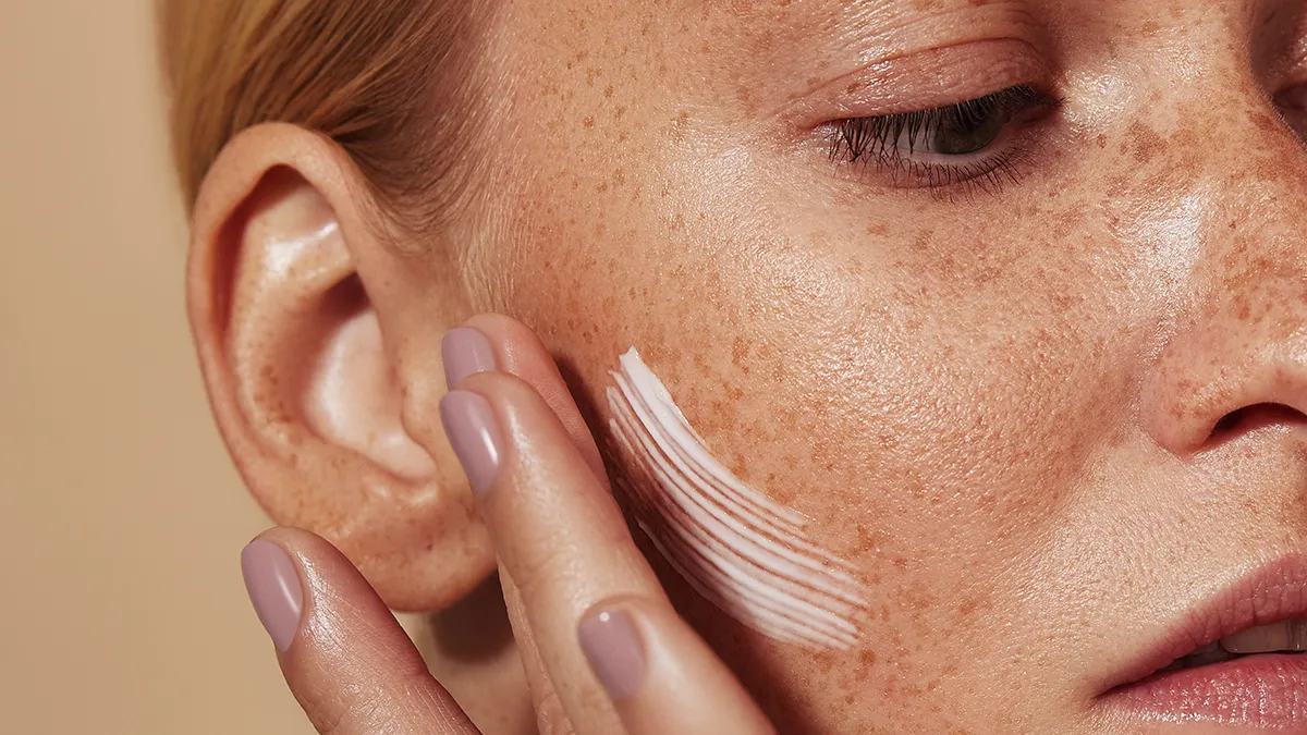 Woman putting on some antioxidant skincare