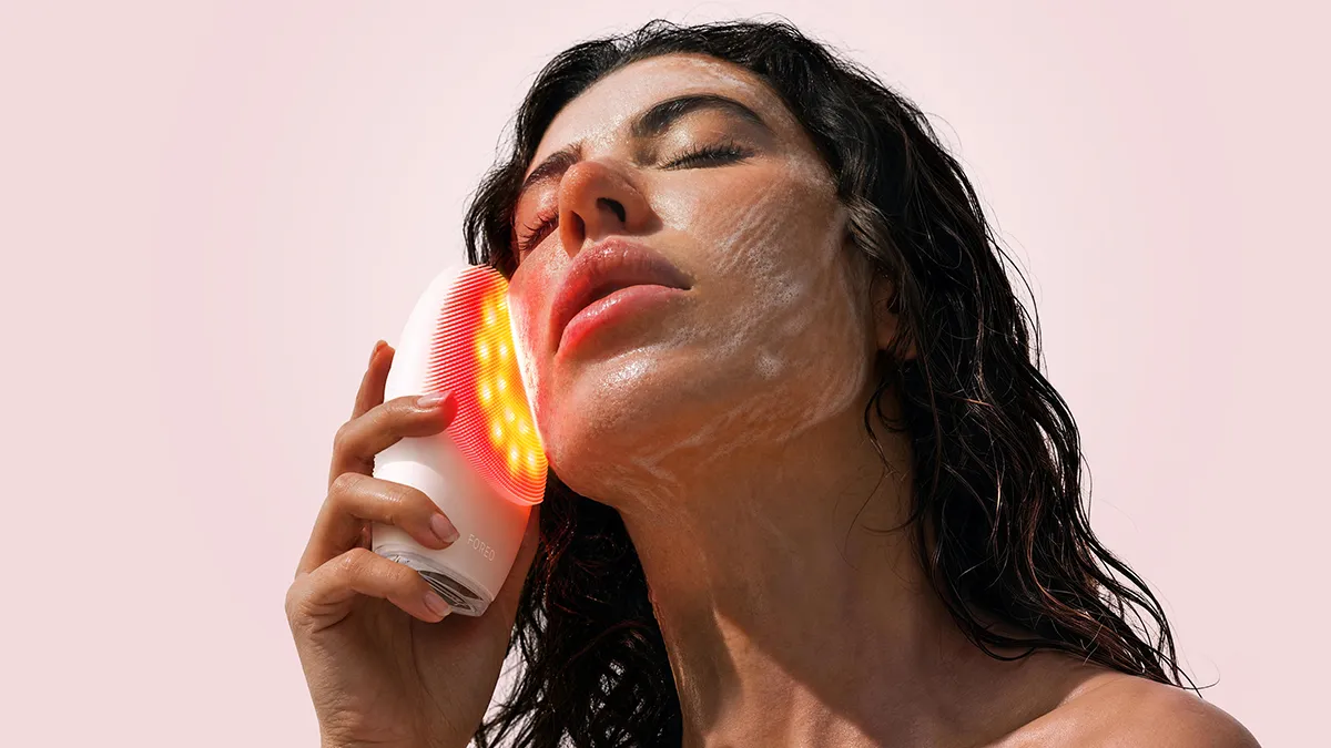 A woman using LUNA 5 LED