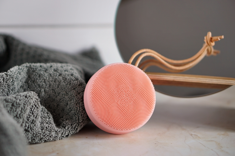 PEACH FUZZ_PANTONE PEACH FUZZ_PANTONE_FOREO
