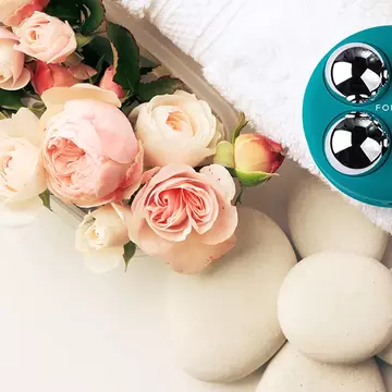 BEAR 2 body with gorgeous blooming flowers in a clean beige lifestyle aesthetics
