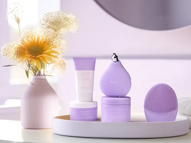 FOREO KIWI derma microdermabrasion device with KIWI Active Pore & Blackhead Mask, Toner Pads, and Mattifying Moisturizer