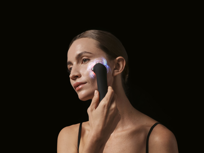 mujer usando microcorrientes duales