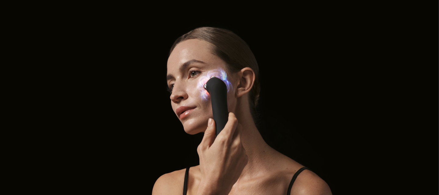 mujer usando microcorrientes duales