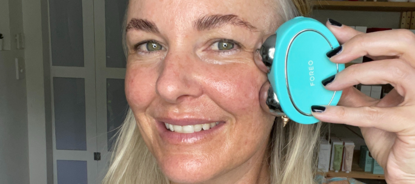 FOREO BEAR™ before and after Amanda ramsay gliding FOREO BEAR™ microcurrent device over her cheekbones