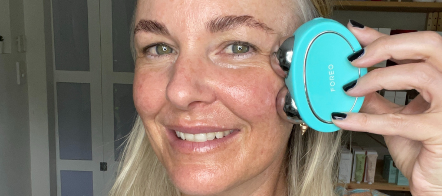 Amanda ramsay gliding FOREO BEAR™ microcurrent device over her cheekbones