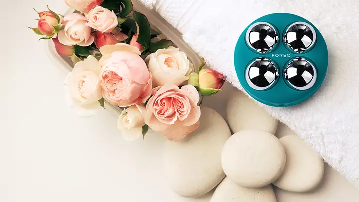 BEAR 2 body microcurrent device for body BEAR 2 body with gorgeous blooming flowers in a clean beige lifestyle aesthetics