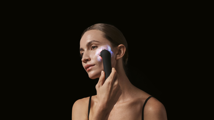 mujer usando microcorrientes duales